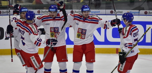 Čeští hokejisté se radují z gólu na Euro Hockey Challenge.