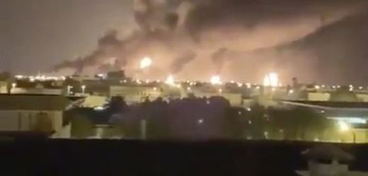 Požár ropného zařízení Abkajk v Saúdské Arábii.