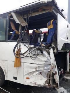 Osm zraněných si vyžádala srážka kamionu s autobusem.