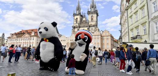 Obří panda a Krteček na Staroměstském náměstí v Praze.