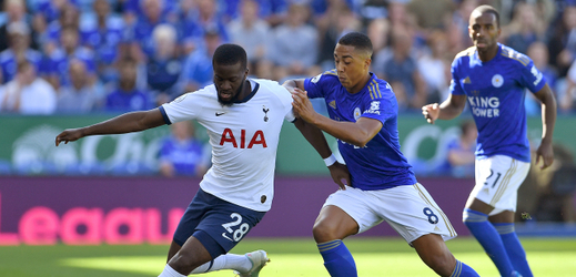 Tanguy Ndombele z Tottenhamu (vlevo) se snaží uchránit míč před hráči Leicesteru.
