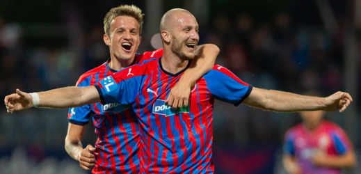 Hráči Plzně se radují z gólu, zleva Jan Kopic a autor branky Michael Krmenčík.