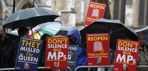 Demonstrace proti přestávce parlamentu, Velká Británie.