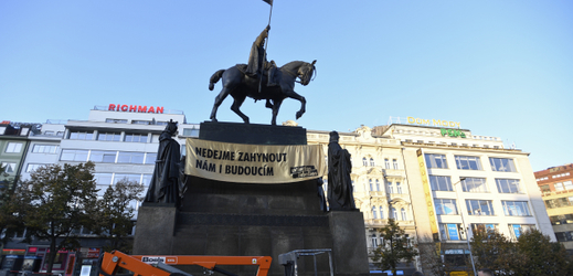Aktivisté umístili transparent na sochu sv. Václava.