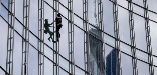 Francouzský Spiderman zdolal další mrakodrap.
