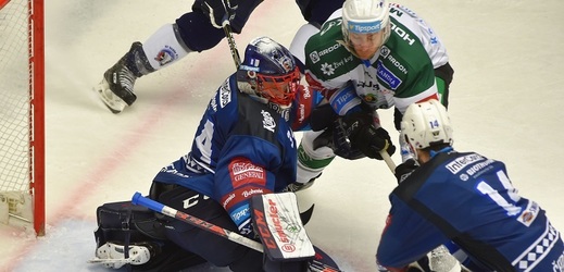 Hokejisté Plzně zvítězili v dohrávce 5. kola extraligy v západočeském derby v Karlových Varech.