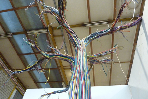 Strom z kabelů výtvarnice Shendry Stucki.