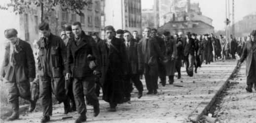 Varšavské povstání proti německé okupaci z 1. srpna 1944. Polští povstalci putují do zajetí.