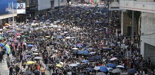 Lidé v Hongkongu protestují proti Číně.