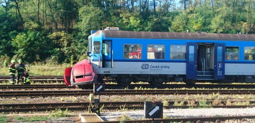 Vlak na Znojemsku narazil do osobního vozu, dva mrtví.