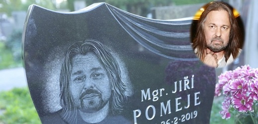 Hrob Jiřího Pomeje už je kompletní. Zdobí ho hercova podobizna.