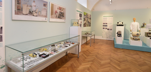 Výstava mapuje historii zubního lékařství.