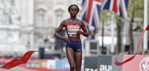 Keňská vytrvalkyně Brigid Kosgeiová zaběhla v Chicagu světový rekord v maratonu.