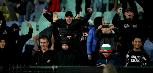 Bulharští fotbaloví fanoušci při zápase s Anglií.