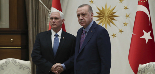Viceprezident Mike Pence (vlevo) a turecký prezident Recep Tayyip Erdogan.
