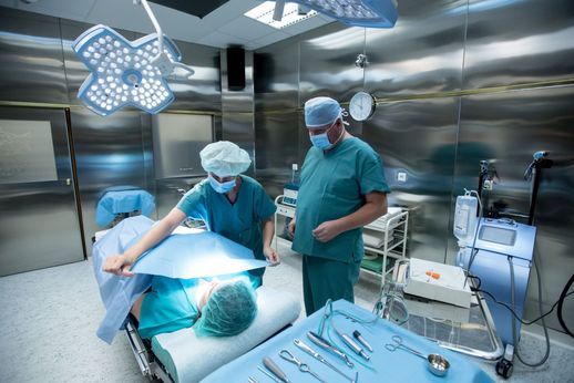 Multifunkční operační sál Kliniky GHC Praha slouží i k pohodlnému zavádění implatntátů.