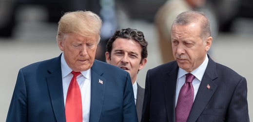 Americký prezident D. Trump (vlevo) s tureckým protějškem R. T. Erdoganem.