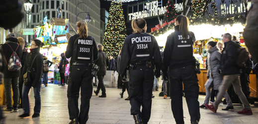 Policejní kontrola na vánočních trzích v Berlíně.