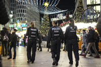 Policejní kontrola na vánočních trzích v Berlíně.