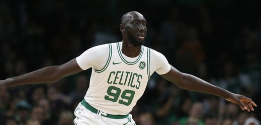 Basketbalista Senegalu přišel o debut v NBA. Je moc vysoký.