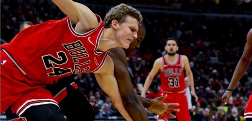 Basketbalisté Chicaga v NBA prohráli doma s obhájcem titulu Torontem.