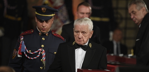 Emil Boček přebral ocenění z rukou prezidenta Zemana.