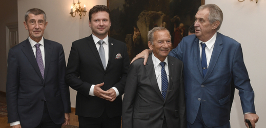 Zleva premiér Andrej Babiš (ANO), předseda Sněmovny Radek Vondráček (ANO), předseda Senátu Jaroslav Kubera (ODS) a prezident Miloš Zeman.