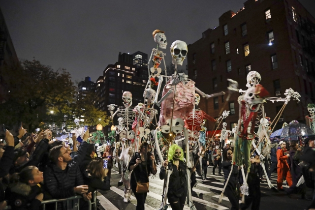 Halloweenský průvod v New Yorku.