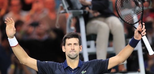 První hráč světa Novak Djokovič zdolal na tenisovém turnaji Masters v Paříži ve čtvrtfinále Řeka Stefanose Tsitsipase.