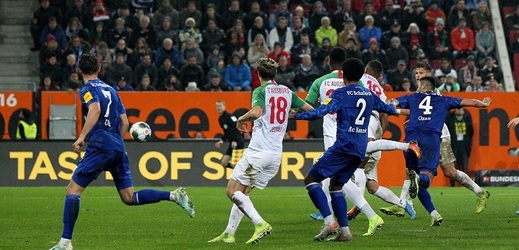 Fotbalisté Schalke otočili zápas 10. kola bundesligy na hřišti Augsburgu.