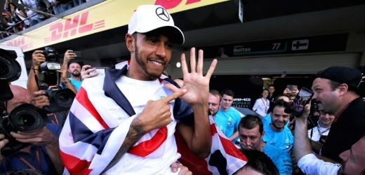 Lewis Hamilton pošesté slaví titul mistra světa.