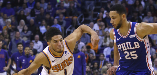 Basketbalista za Phoenix Suns Devin Booker a za Philadelphii Ben Simmons.