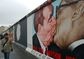 Jedna z nejznámějších maleb na Berlínské zdi, kultovní "Bratrský polibek" komunistických vůdců Leonida Brežněva a Ericha Honeckera od ruského symbolisty Dmitrije Vrubela (foto: Polák Zdeněk).