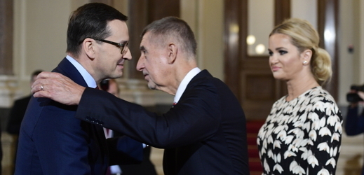 Premiér Andrej Babiš v doprovodu manželky vítá polského premiéra Mateusze Morawieckého.