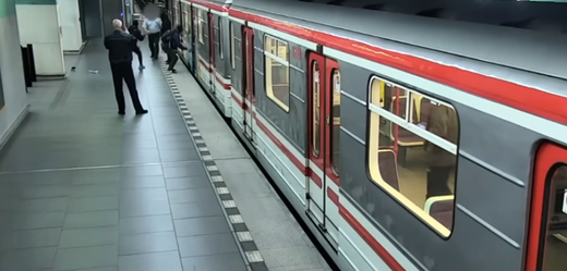 Agresivní útok sprejerů na pražské metro.