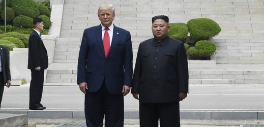 Americký prezident Donald Trump (vlevo) a korejský prezident Kim Čong-un.