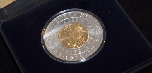 Pamětní mince s portrétem prvního ministra financí Aloise Rašína. Z druhé strany je zlatá inlej s replikou československé korunové mince z roku 1922.