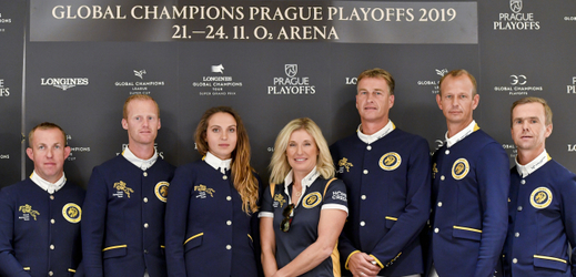 Členové jezdeckého týmu Prague Lions (zleva) Gerco Schröder, Niels Bruynseels, Anna Kellnerová, manažerka Jessika Kürtenová, Marco Kutscher, Marc Houtzager a Wilm Vermeir.