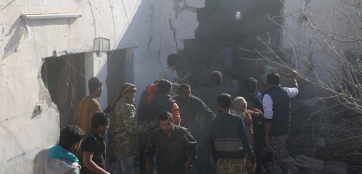 Výbuch nálože zabil v syrském městě u tureckých hranic deset lidí.