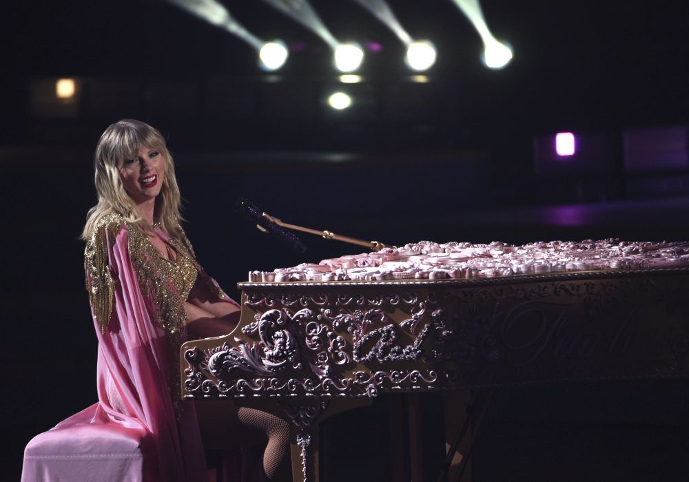 Americká zpěvačka Taylor Swiftová získala při udílení hudebních cen šest ocenění, včetně ceny pro umělce roku.