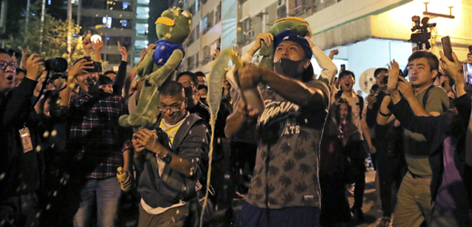 Oslavy prodemokratických aktivistů po volbách v Hongkongu.