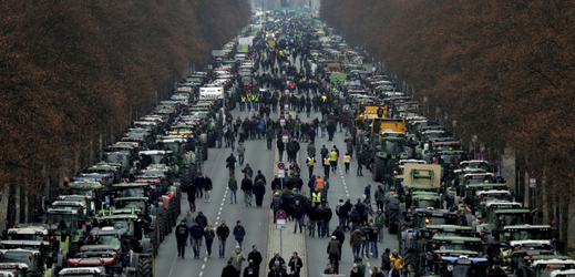 Zemědělci s traktory zablokovali centrum Berlína.