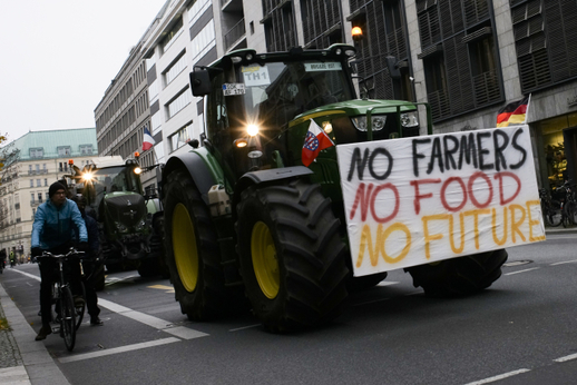 Zemědělci s traktory zablokovali centrum Berlína.