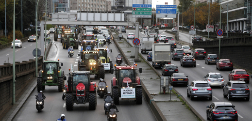 Dopravu v Paříži komplikují protestující zemědělci s traktory.