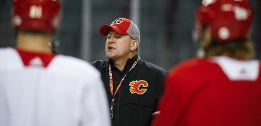 Trenér Calgary Flames Bill Peters.