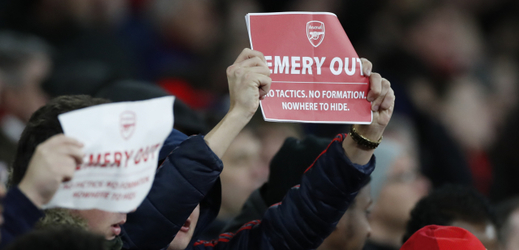 Transparent jednoho z fanoušků Arsenalu, který si žádal odchod Emeryho z klubu.