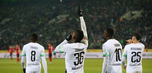 Mönchengladbach uhájil první místo v německé fotbalové lize díky vítězství 4:2 nad Freiburgem. 