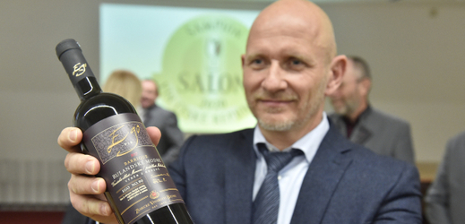 Ředitel Zámeckého vinařství Bzenec Bořek Svoboda prezentuje vítězné víno - Rulandské modré, 2017, řada EGO, výběr z hroznů.