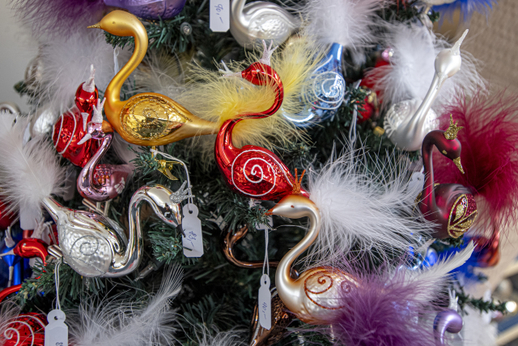 Vánoční ozdoby ve tvaru páva s ptačím peřím.
