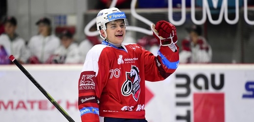 Trenér hokejové reprezentace do 20 let Václav Varaďa musel udělat dvě změny ve složení týmu na úvodní sraz před blížícím se mistrovstvím světa v Ostravě a Třinci.